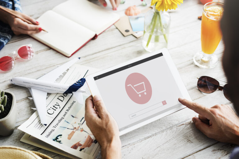 Digitalisasi pengadaan atau e-procurement adalah langkah strategis yang bisa langsung terasa manfaatnya. Dengan sistem digital, seluruh proses pengadaan—dari mencari vendor, membandingkan harga, hingga persetujuan pembelian—dapat dilakukan secara daring. Ini menghemat waktu, tenaga, bahkan biaya perjalanan atau administrasi yang biasanya muncul dalam proses manual. Pemerintah Jawa Timur pun sudah membuktikan keberhasilan digitalisasi lewat program “Jatim Bejo” (Jawa Timur Belanja Online). Diluncurkan pada 2020, platform ini memfasilitasi ribuan UMKM untuk memasok barang dan jasa kepada pemerintah dengan prinsip transparansi dan efisiensi. Saya melihat ini sebagai bukti nyata bahwa digitalisasi pengadaan bukan sekadar wacana, melainkan sebuah kebutuhan. Kantor swasta pun bisa meniru model ini, terutama untuk transaksi di bawah Rp500 juta yang biasanya masih dilakukan secara manual. Contoh lain datang dari PT Sarana Remaja Mandiri, yang berhasil mendigitalisasi proses pengadaan dengan aplikasi akuntansi Jurnal Mekari. Hasilnya? Akses data jadi lebih mudah, pengelolaan keuangan lebih rapi, dan efisiensi meningkat. Jadi, tidak ada alasan lagi bagi kantor untuk tetap bertahan pada metode konvensional yang penuh inefisiensi.